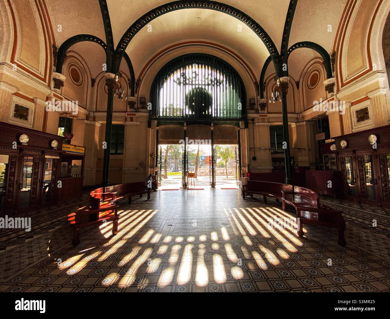 Bureau de poste central à Ho Chi Minh ville, Vietnam - Image de stock capturée avec un smartphone