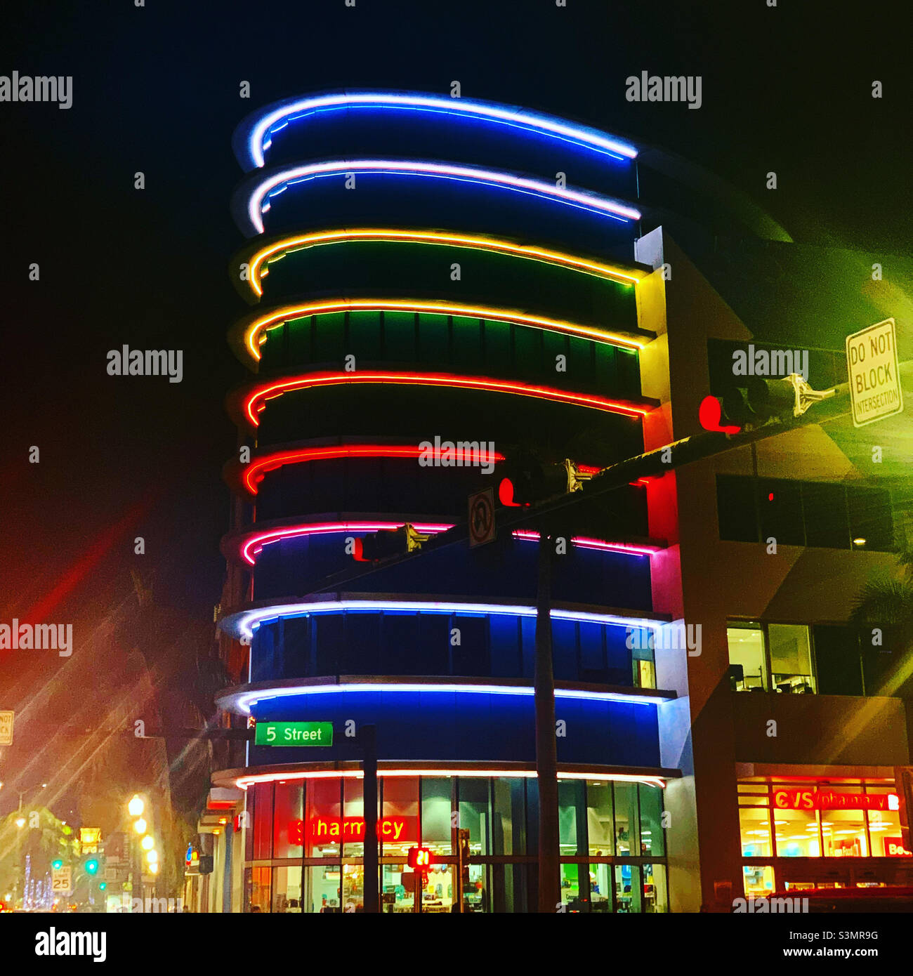 Décembre, 2021, un bâtiment illuminé de lumières arc-en-ciel, South Beach, Miami Beach , Floride, États-Unis,Amérique du Nord Banque D'Images