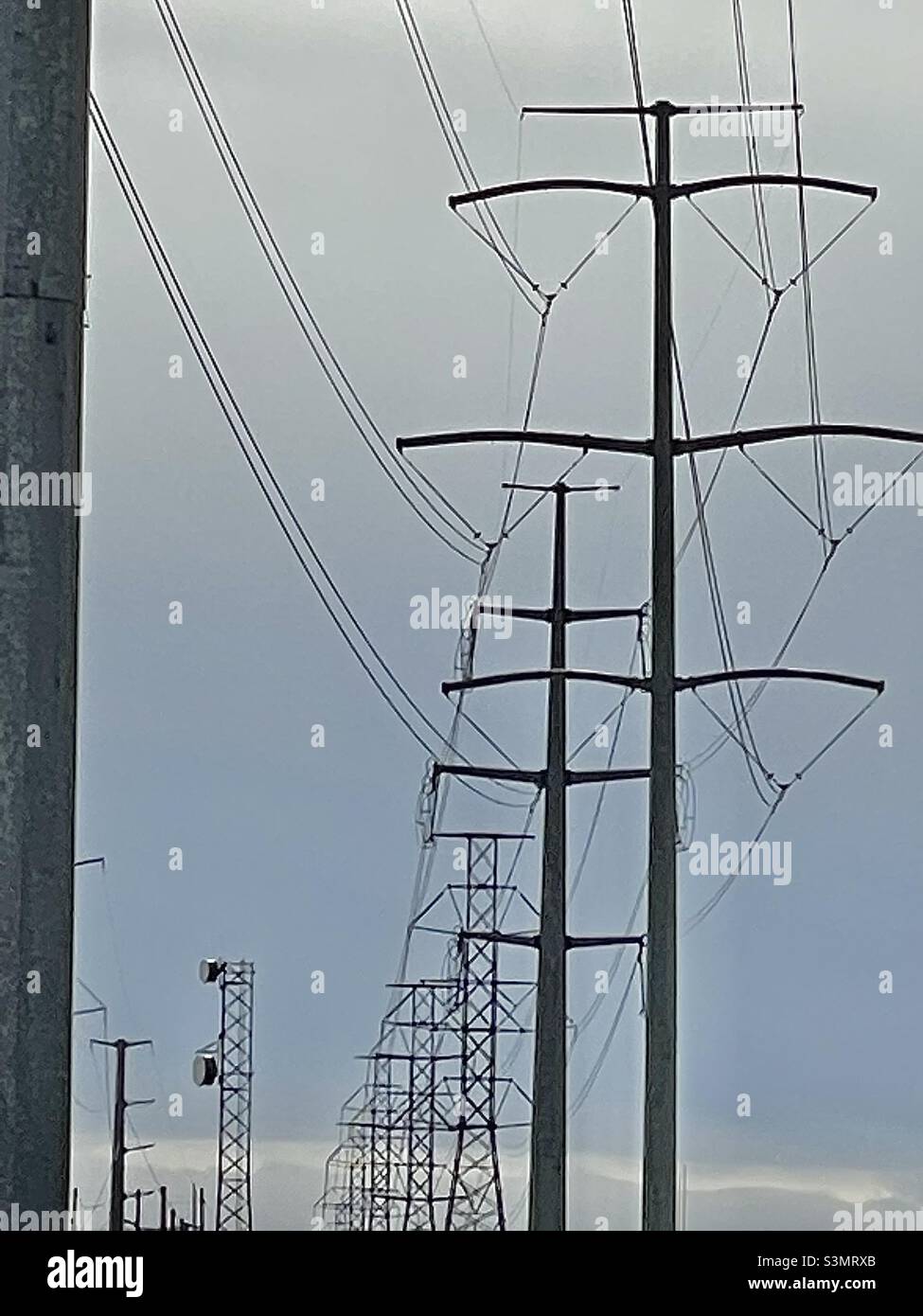 Lignes électriques haute tension sur le côté ouest de la vallée de Salt Lake, Utah, États-Unis. Banque D'Images