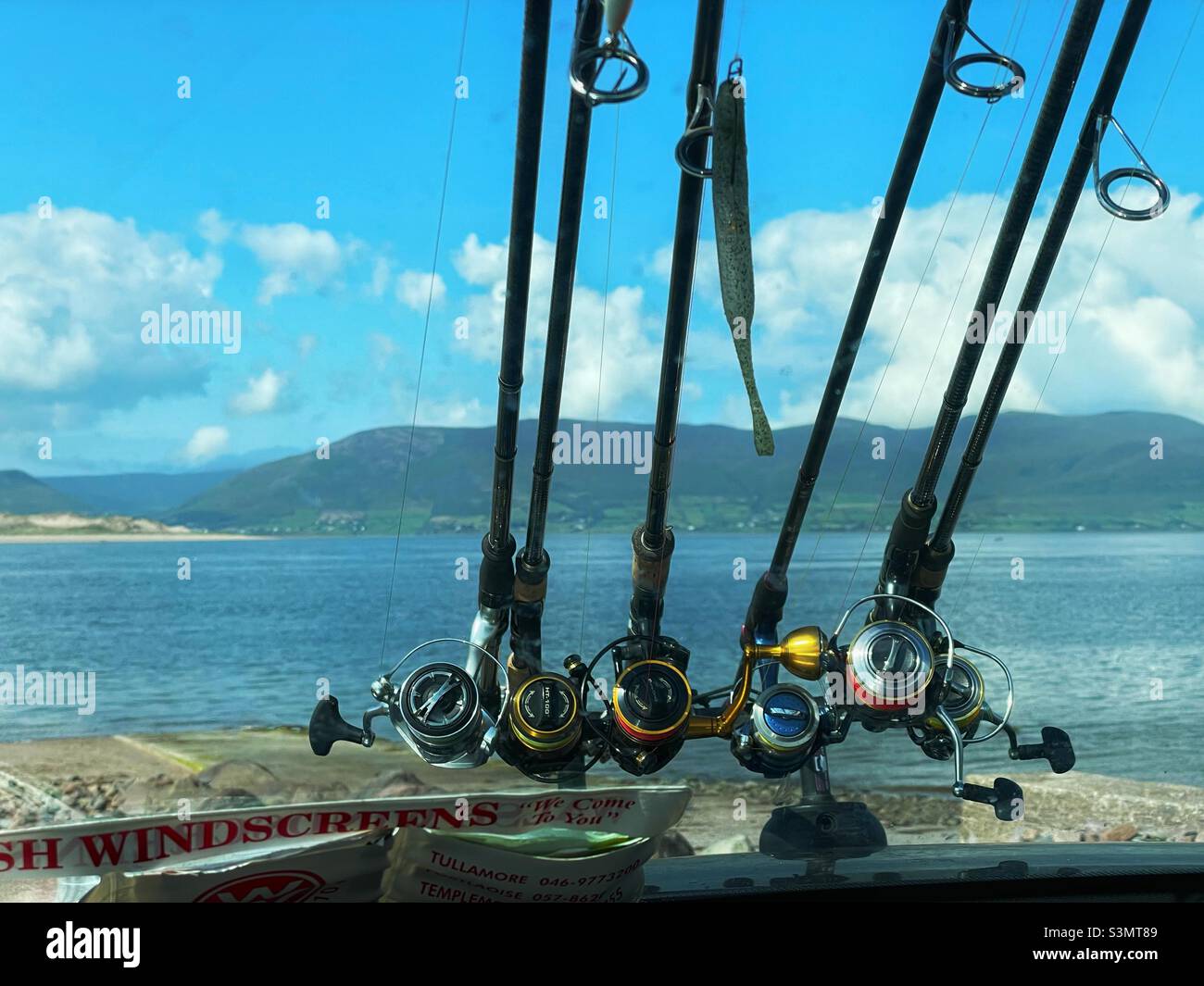 Cannes à pêche attachées à une voiture prête à voyager dans un nouveau lieu, en Irlande du Sud-Ouest. Banque D'Images