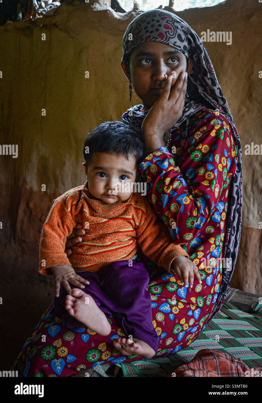 Un portrait de la mère et de l'enfant Gujjar, des portraits de l'Inde Banque D'Images
