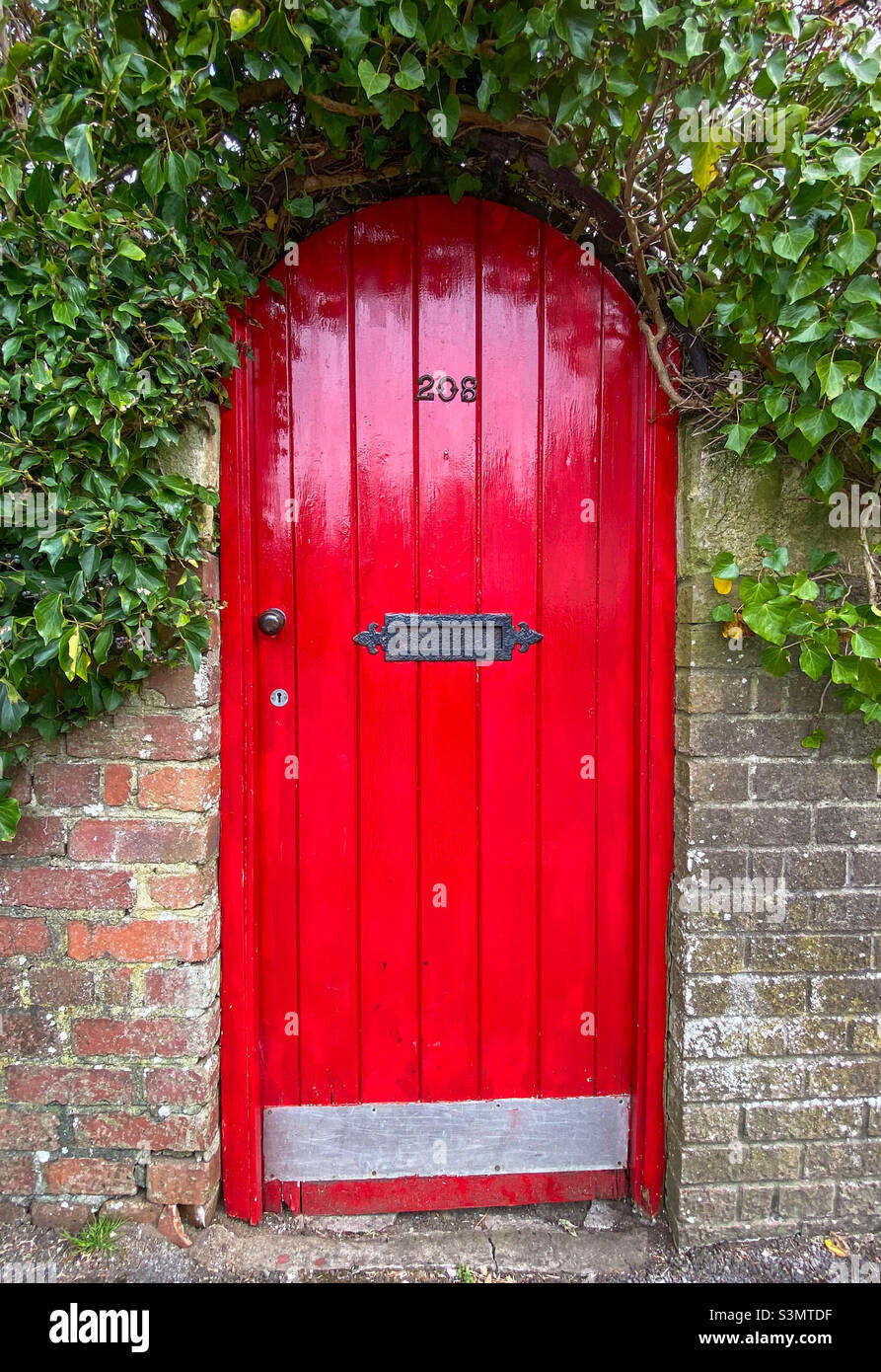 Ancienne porte de jardin en bois rouge Banque D'Images