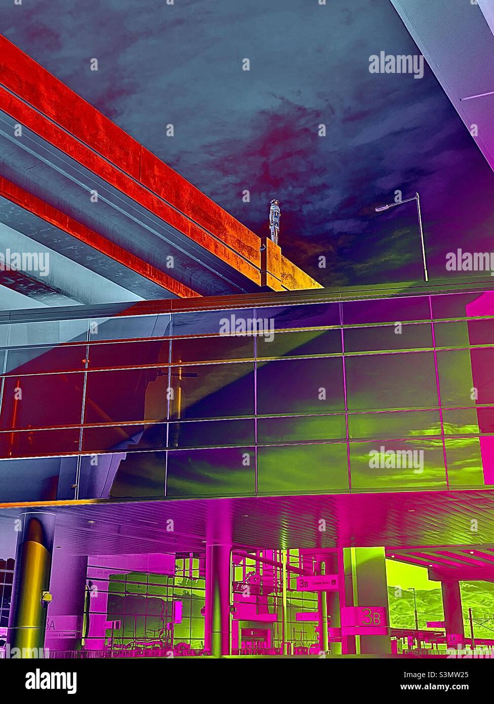 Une photo modifiée du nouvel aéroport international de Salt Lake City, prise dans la zone de ramassage des passagers en novembre 2021.L'application IOS Shift a été utilisée pour créer l'effet négatif ou inversé coloré Banque D'Images