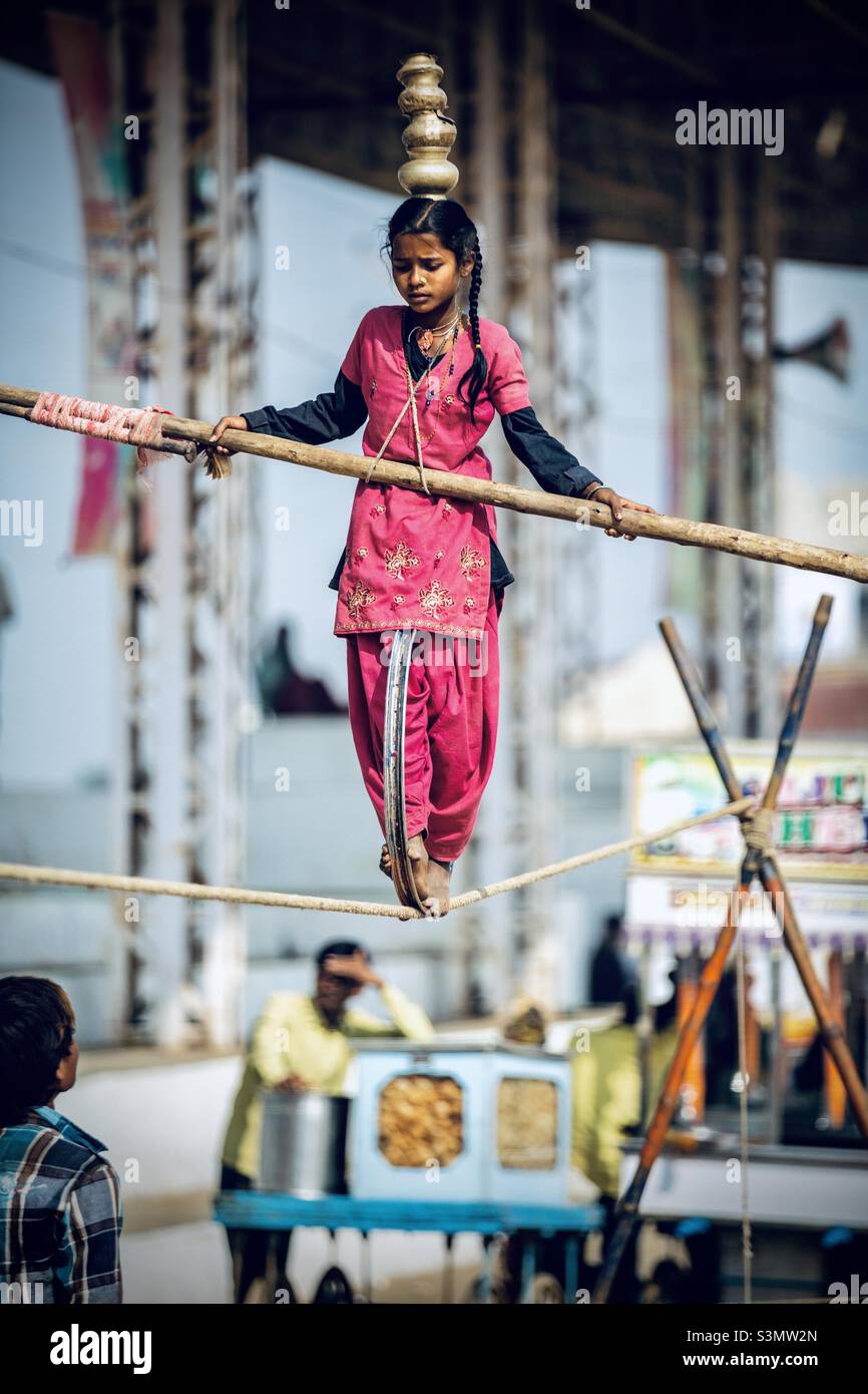 Une fille exécute des acrobaties sur la corde à Pushkar mela au Rajasthan, en Inde Banque D'Images