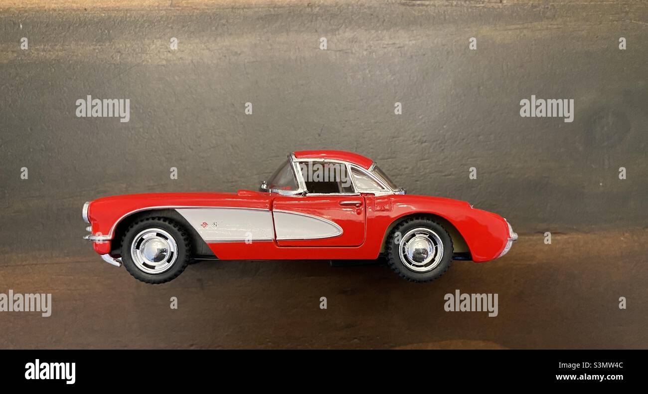 Voiture-jouet modèle STINGray 1956 de Corvette. - Image de stock capturée avec un smartphone