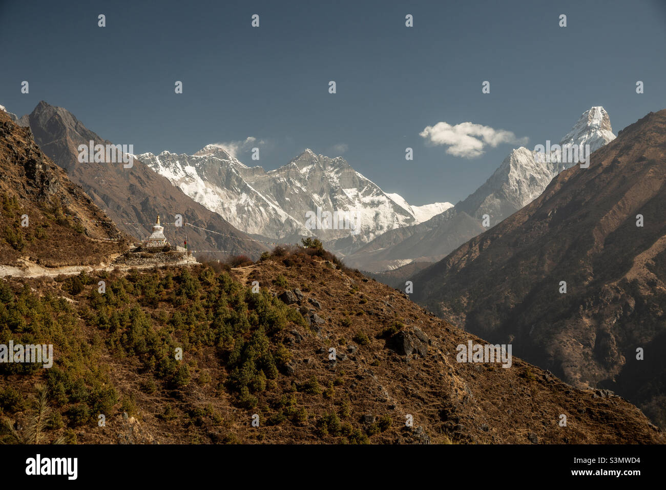 Sur le chemin du camp de base du mont Everest, le mont Everest en arrière-plan, au Népal - Image de stock capturée avec un smartphone
