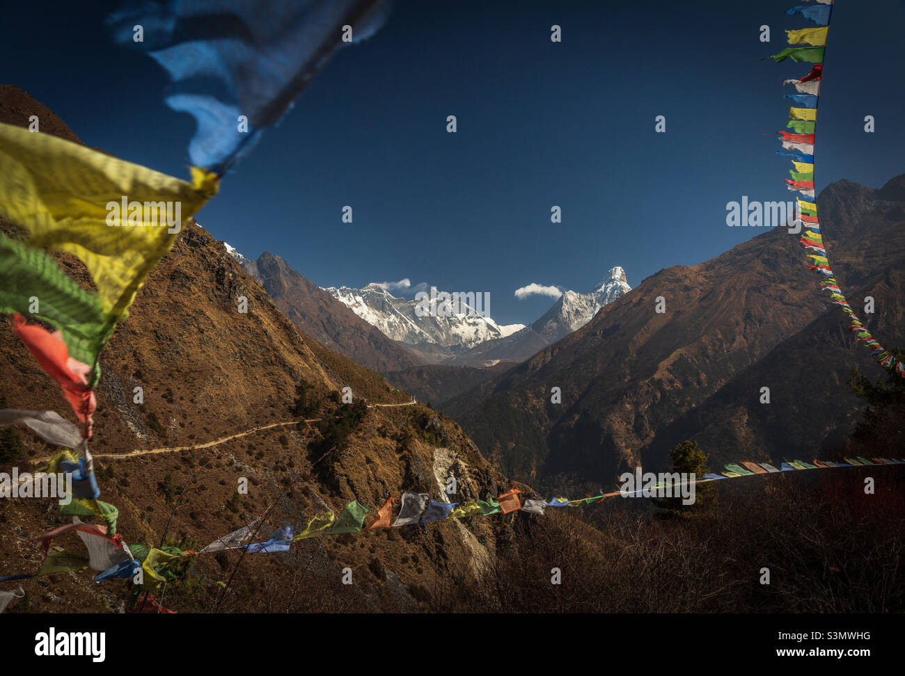 Drapeaux de prière sur le chemin du camp de base du mont Everest, Népal - Image de stock capturée avec un smartphone