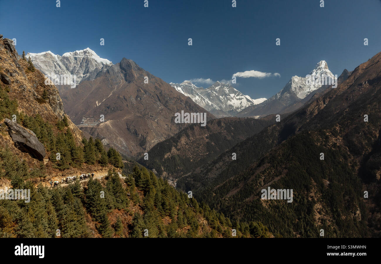 Un paysage de l'Himalaya supérieur, le mont Everest en arrière-plan, le Népal - Image de stock capturée avec un smartphone