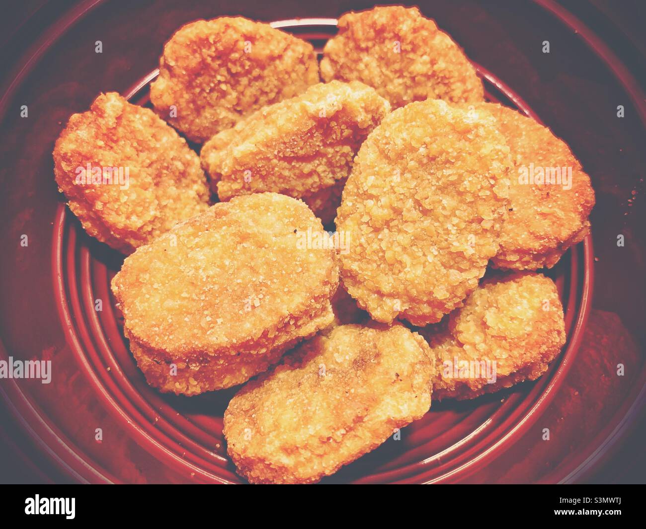 Nuggets de dinde dans un bol rouge. Banque D'Images