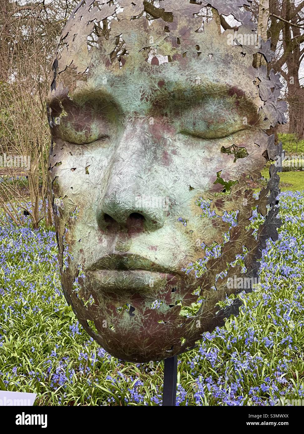 Belle sculpture d'un visage dans les jardins de Kew Banque D'Images