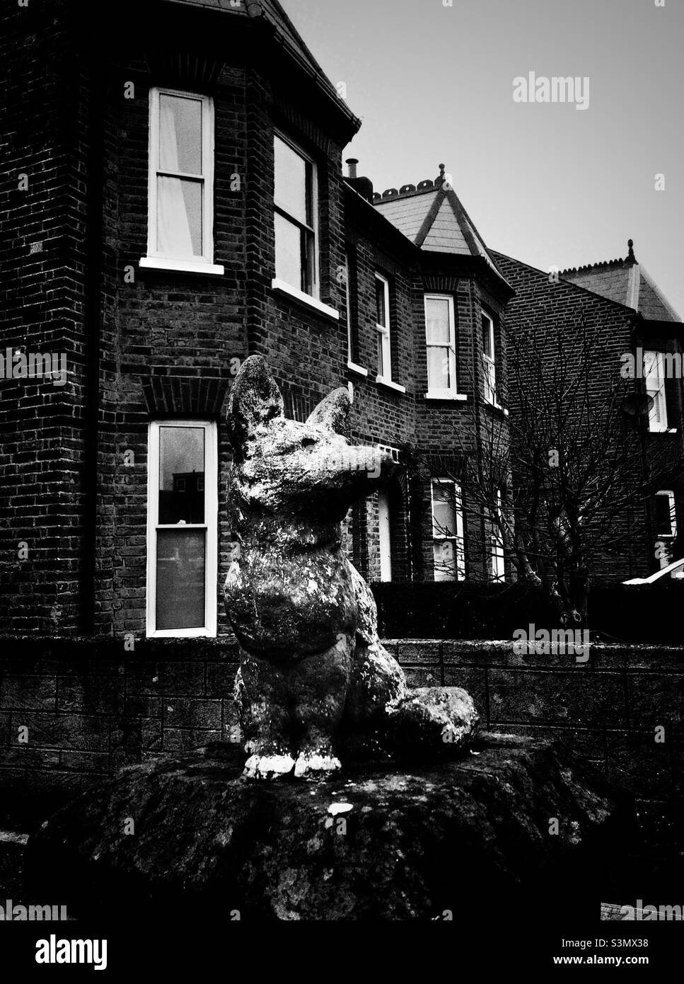 Figurine d'un renard à l'extérieur d'une maison en Angleterre Banque D'Images