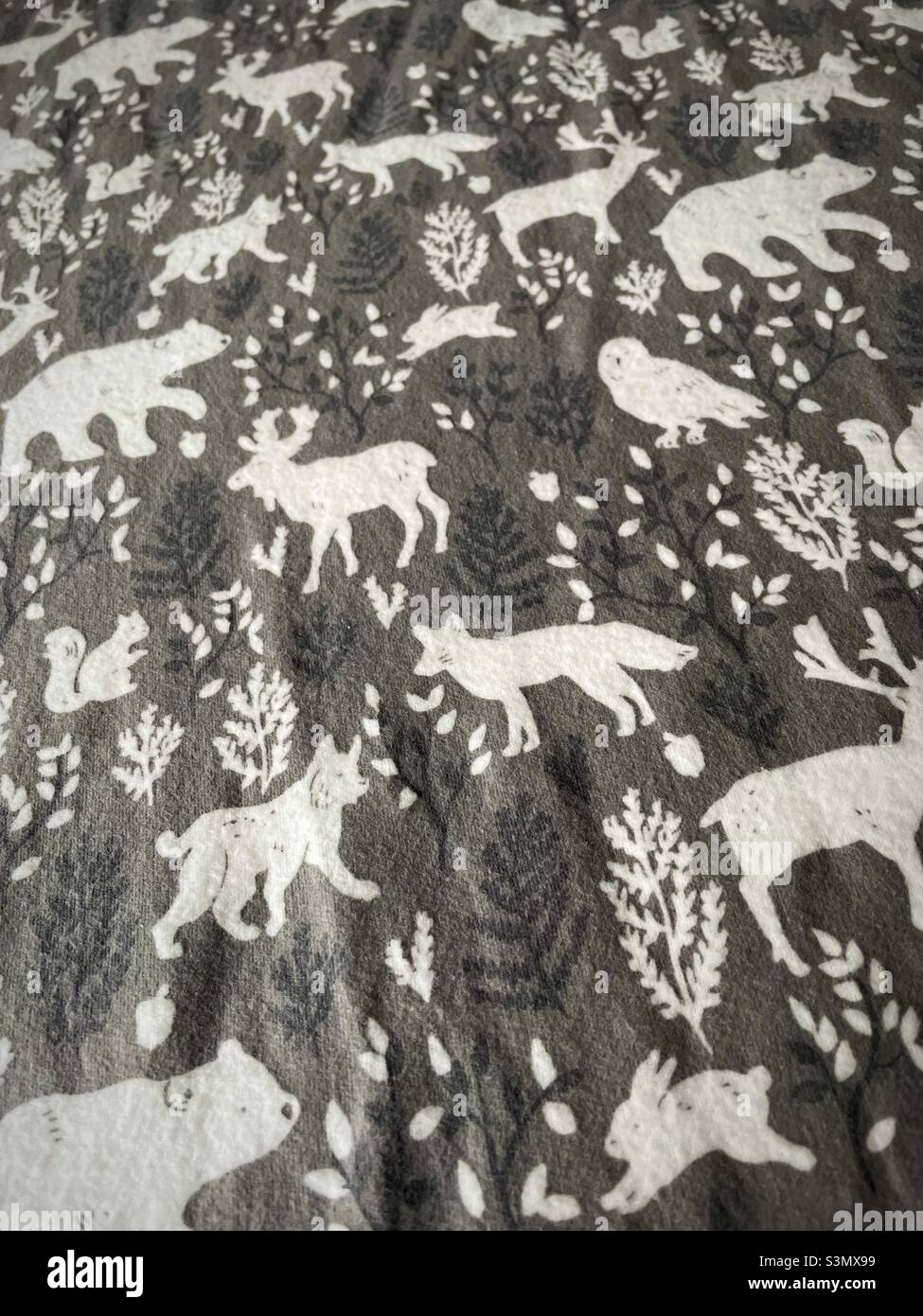 Feuilles de flanelle grise et blanche avec motif animaux de la forêt, 2022, États-Unis - Image de stock capturée avec un smartphone