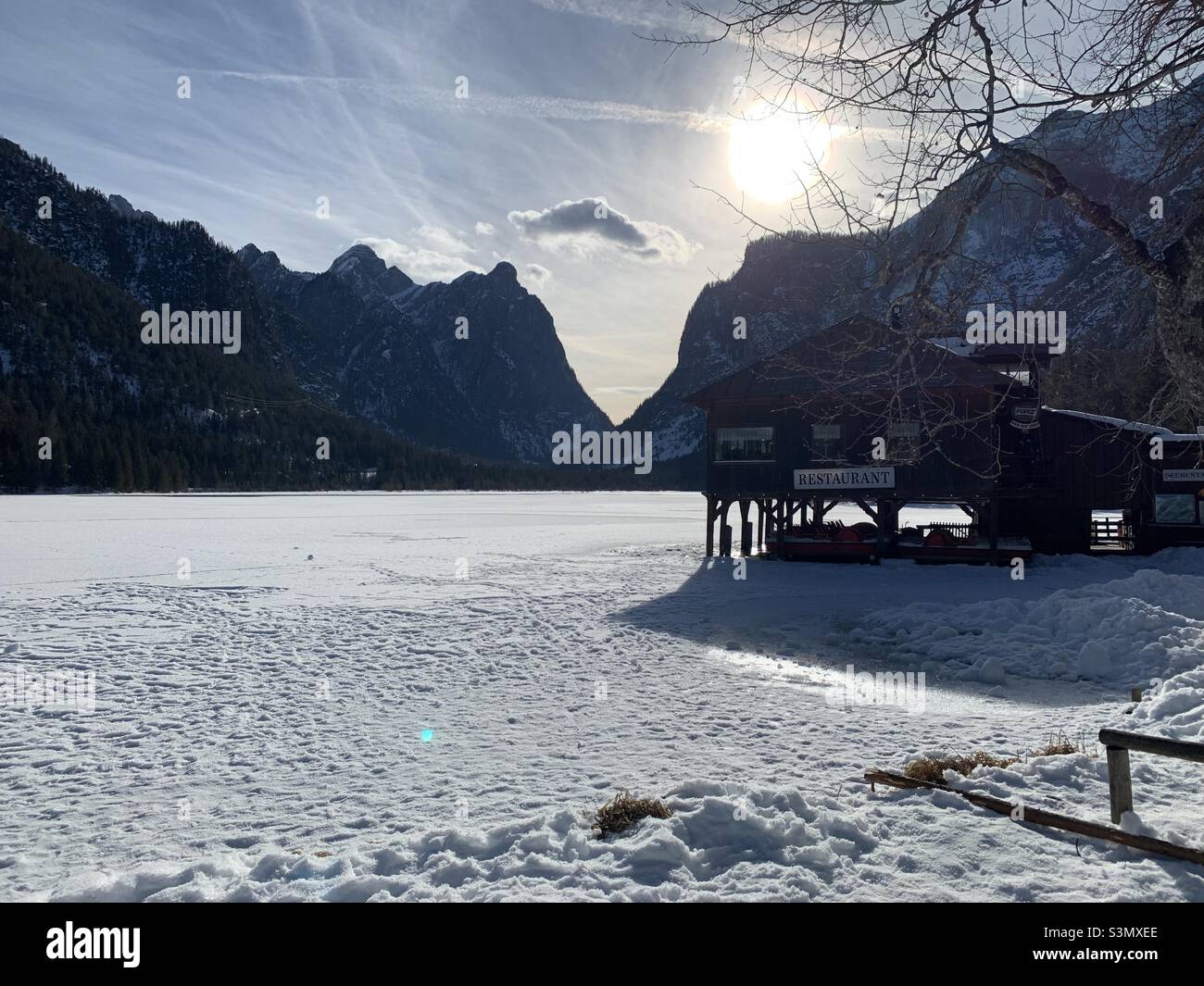 Lac Dobbiaco en hiver. Banque D'Images