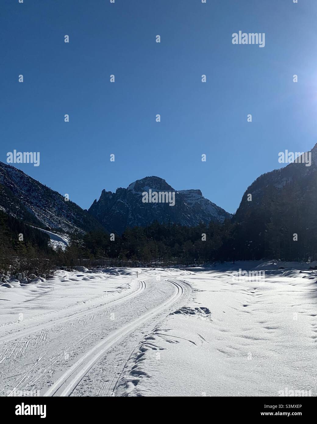 Vue sur Monte Piana depuis une piste de ski de fond.Landro, Italie - Image de stock capturée avec un smartphone