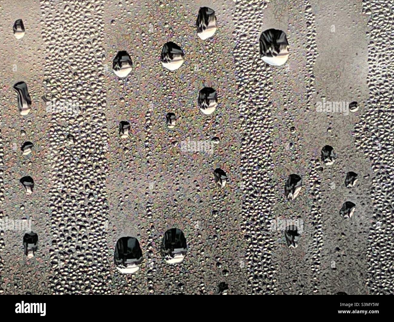 Gouttelettes d'eau et condensation sur une fenêtre Banque D'Images