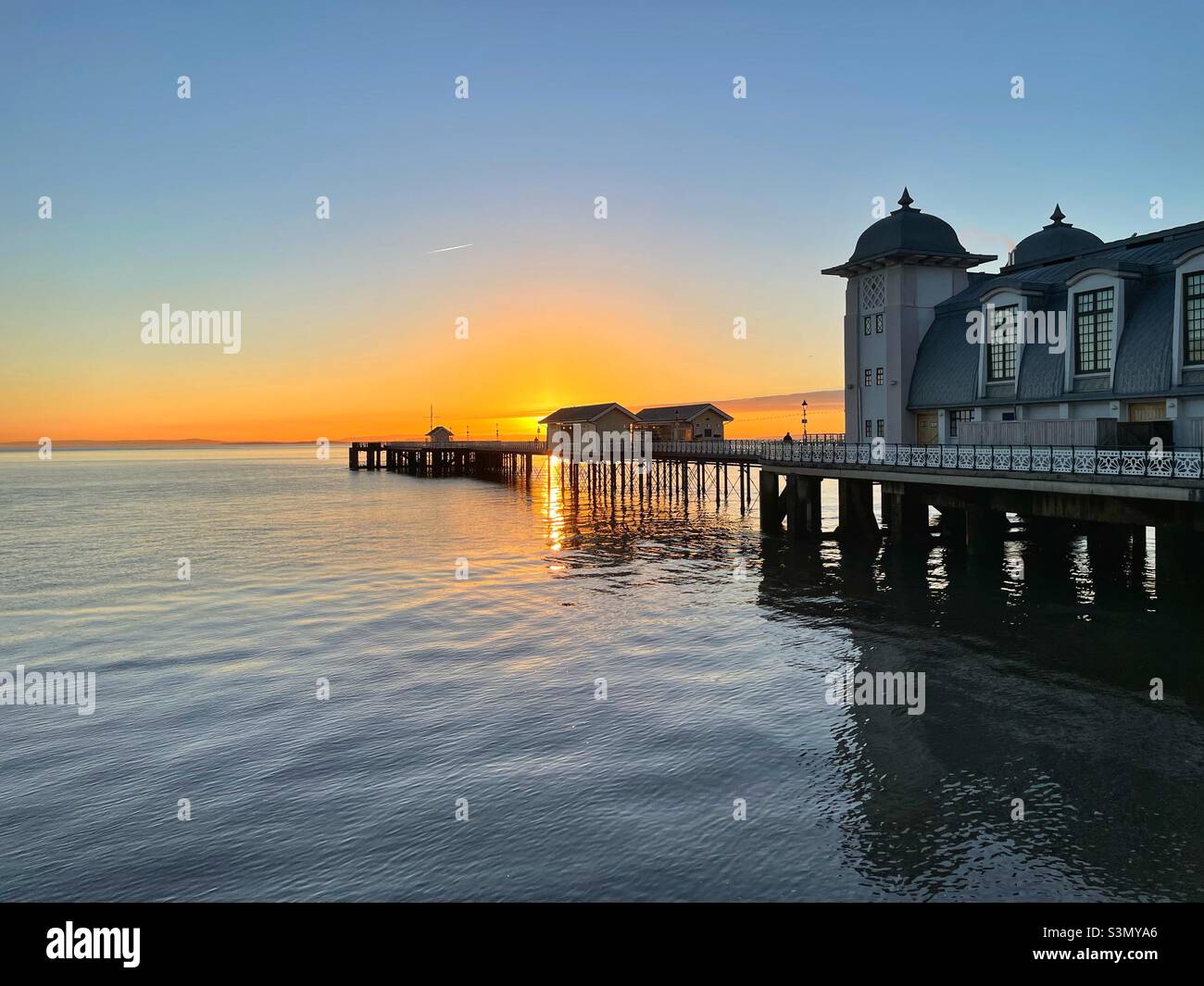 Penarth Pier, au sud du pays de Galles, au lever du soleil le matin froid de janvier, marée haute. Banque D'Images