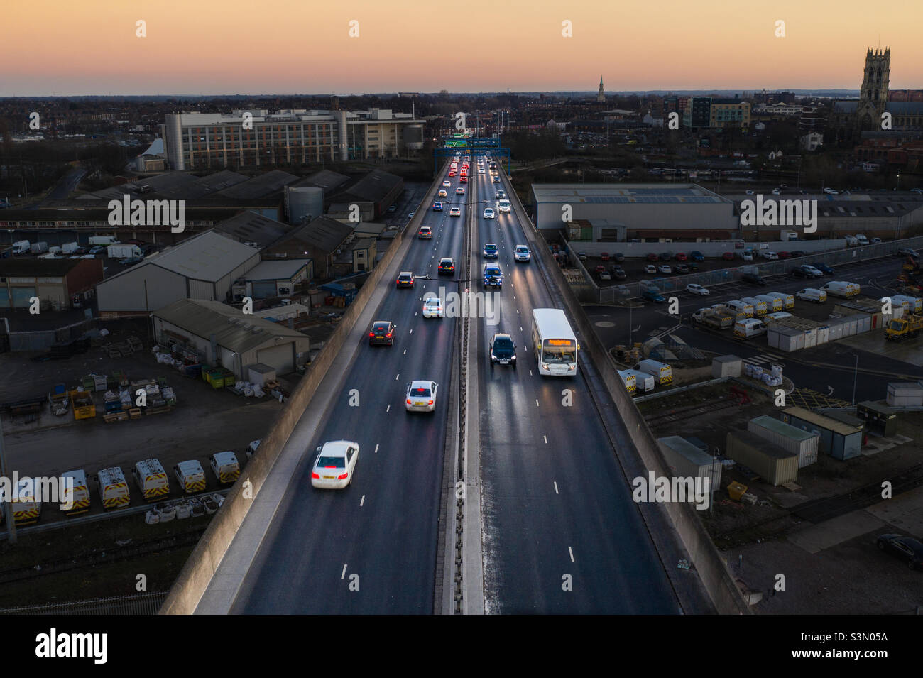 Vue aérienne de nuit sur une route à deux voies ou un pont autoroutier très fréquentés - Image de stock capturée avec un smartphone