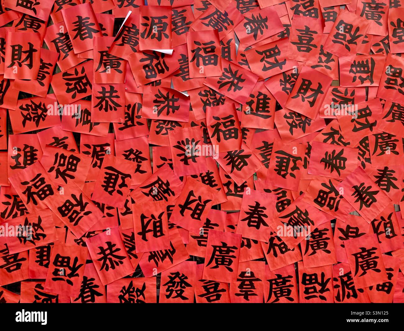 Bonne fortune, printemps, richesse et autres caractères chinois sur papier rouge Banque D'Images