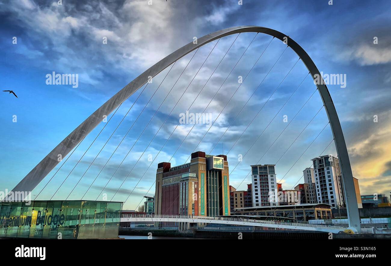 « Pride of the North » le pont du millénaire encadre parfaitement le bâtiment des usines de farine de la Baltique le jour de janvier Banque D'Images