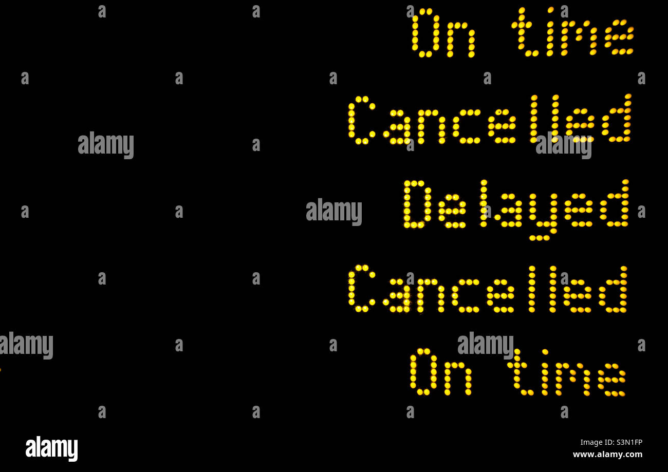 La gare ou le tableau d'information de l'aéroport informe les passagers des trains annulés et retardés avec espace de copie Banque D'Images