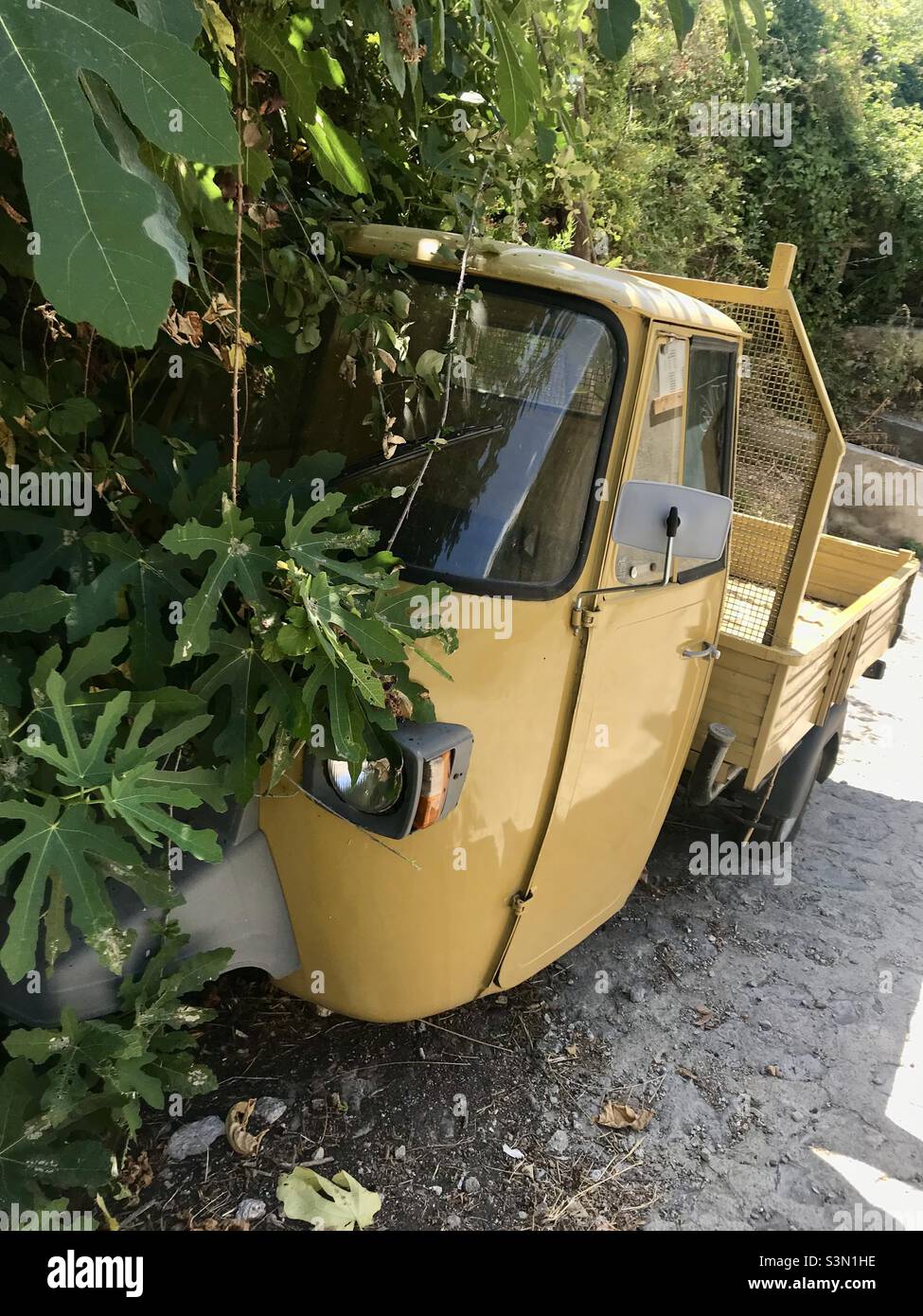 Trouvé ce Piaggio APE jaune qui peut avoir été stationnée en permanence pendant une randonnée jusqu'à Ravello. - Image de stock capturée avec un smartphone