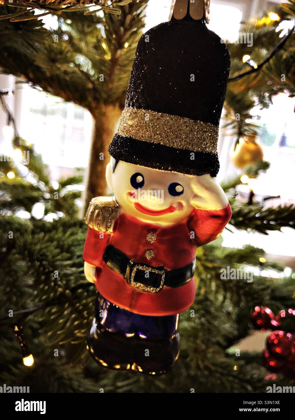 Décoration de soldat sur un arbre de Noël, Royaume-Uni Banque D'Images