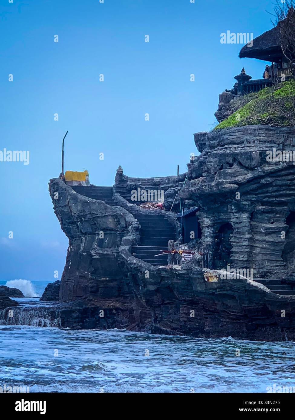 StoneStaircase sculpté et temple de l'île sacrée juste au large de la rive à Bali, Indonésie.2019 Banque D'Images