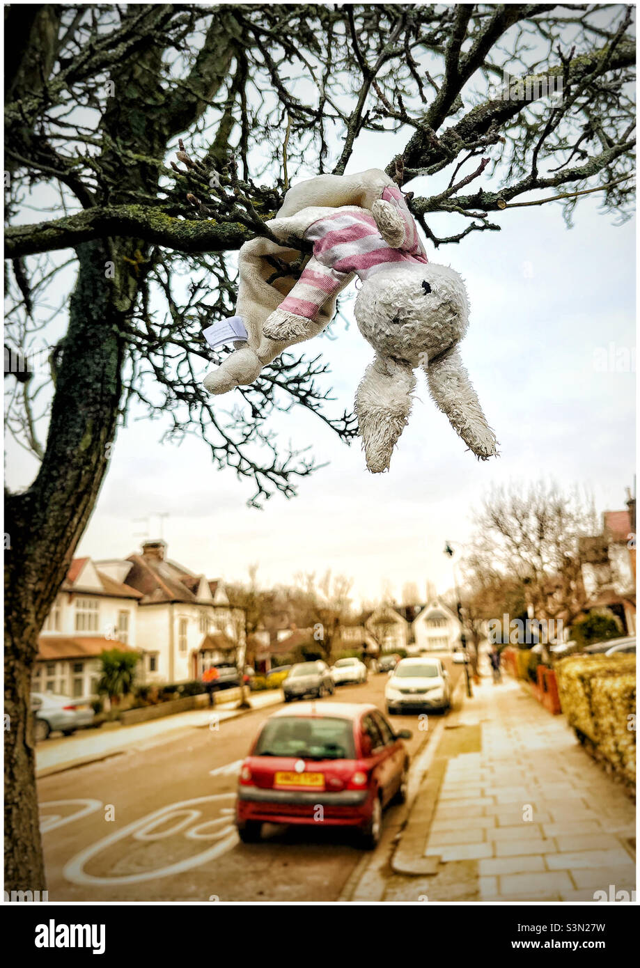 Lapin jouet suspendu d'une branche d'arbre Banque D'Images