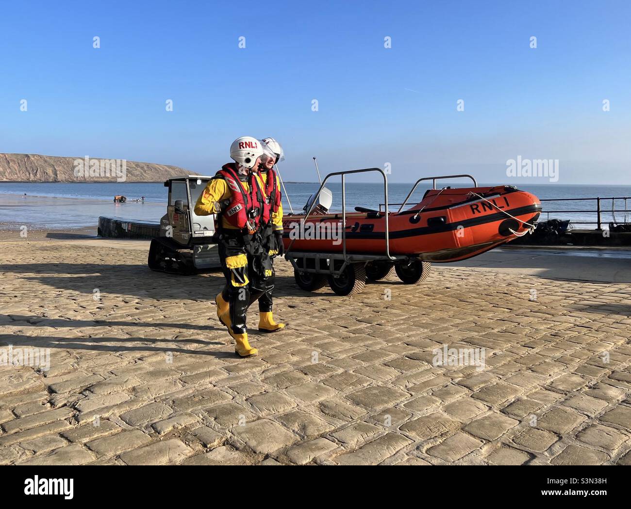 L'équipage du bateau de sauvetage bénévole retourne à la base - Image de stock capturée avec un smartphone