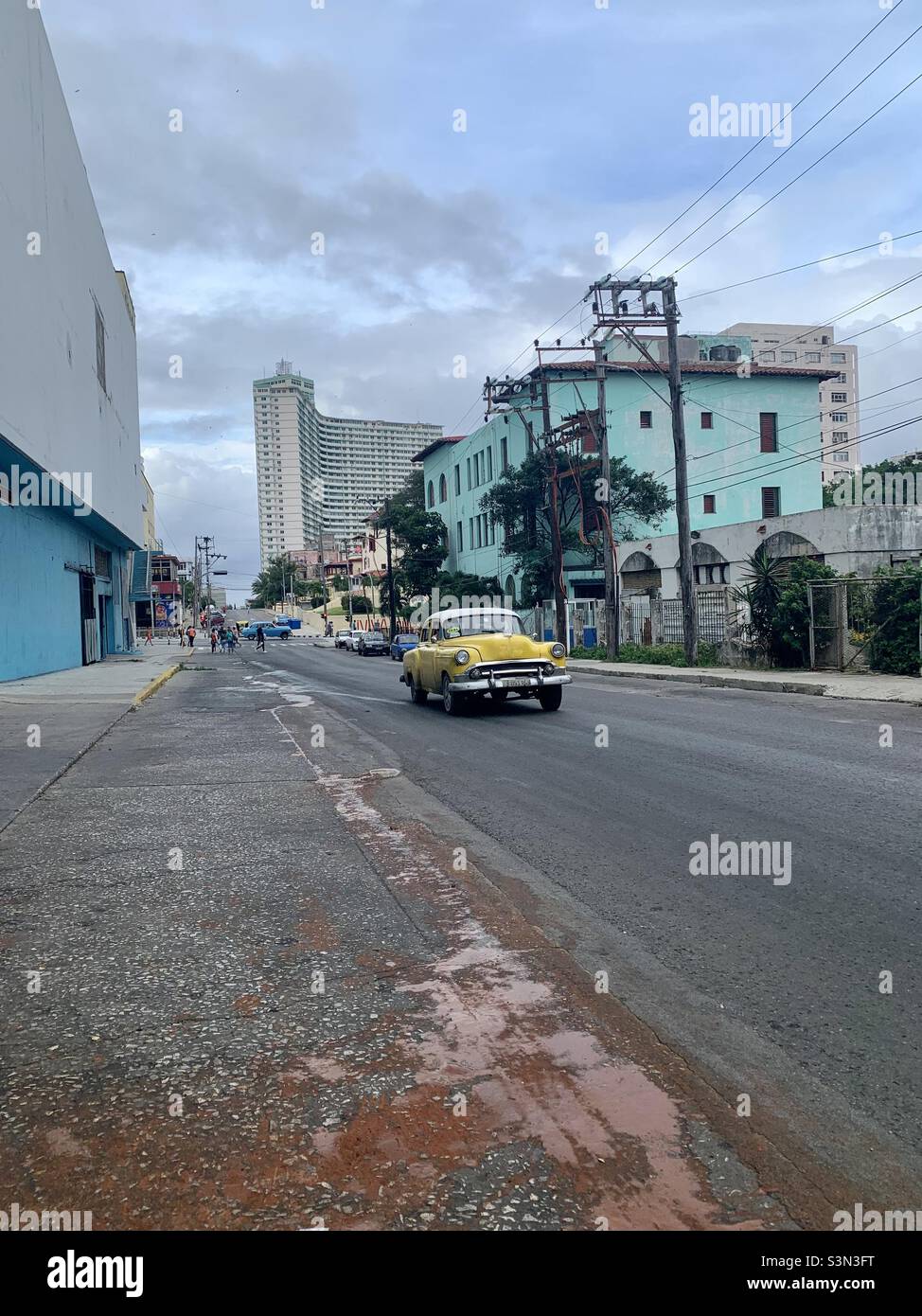 M rue à Vedado, la Havane, Cuba.Itinéraire fréquent pour les anciens qui travaillent comme taxis.Photo prise à l'arrière de l'hôtel Havana libre. Banque D'Images