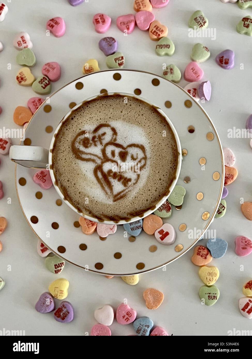 Art de latte de coeur de bonbon avec coeurs de bonbon pour la Saint-Valentin Banque D'Images