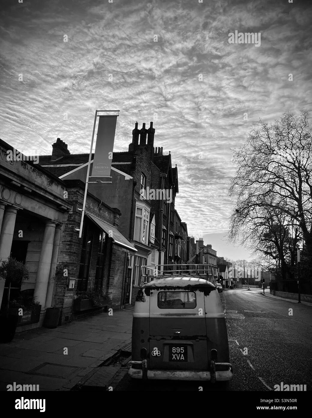 Fourgonnette VW à écran divisé B&W vintage Banque D'Images