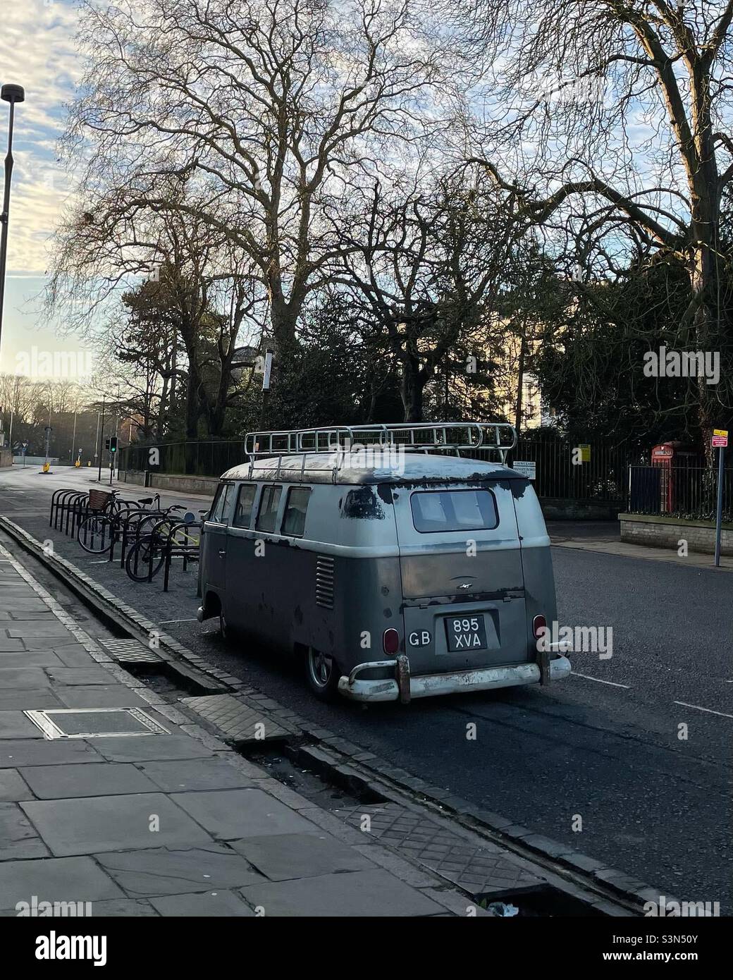 VW vintage écran divisé Camper van Cambridge UK tôt le matin Banque D'Images