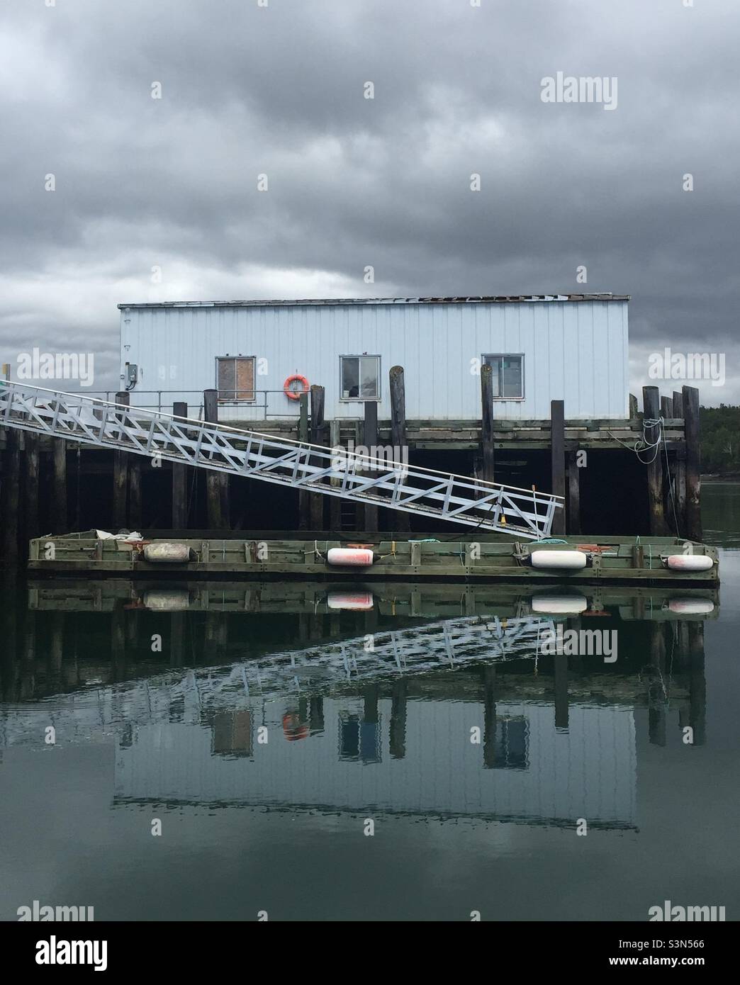 Quai flottant et rampe d'accès près de Kinvarra, Irlande. - Image de stock capturée avec un smartphone