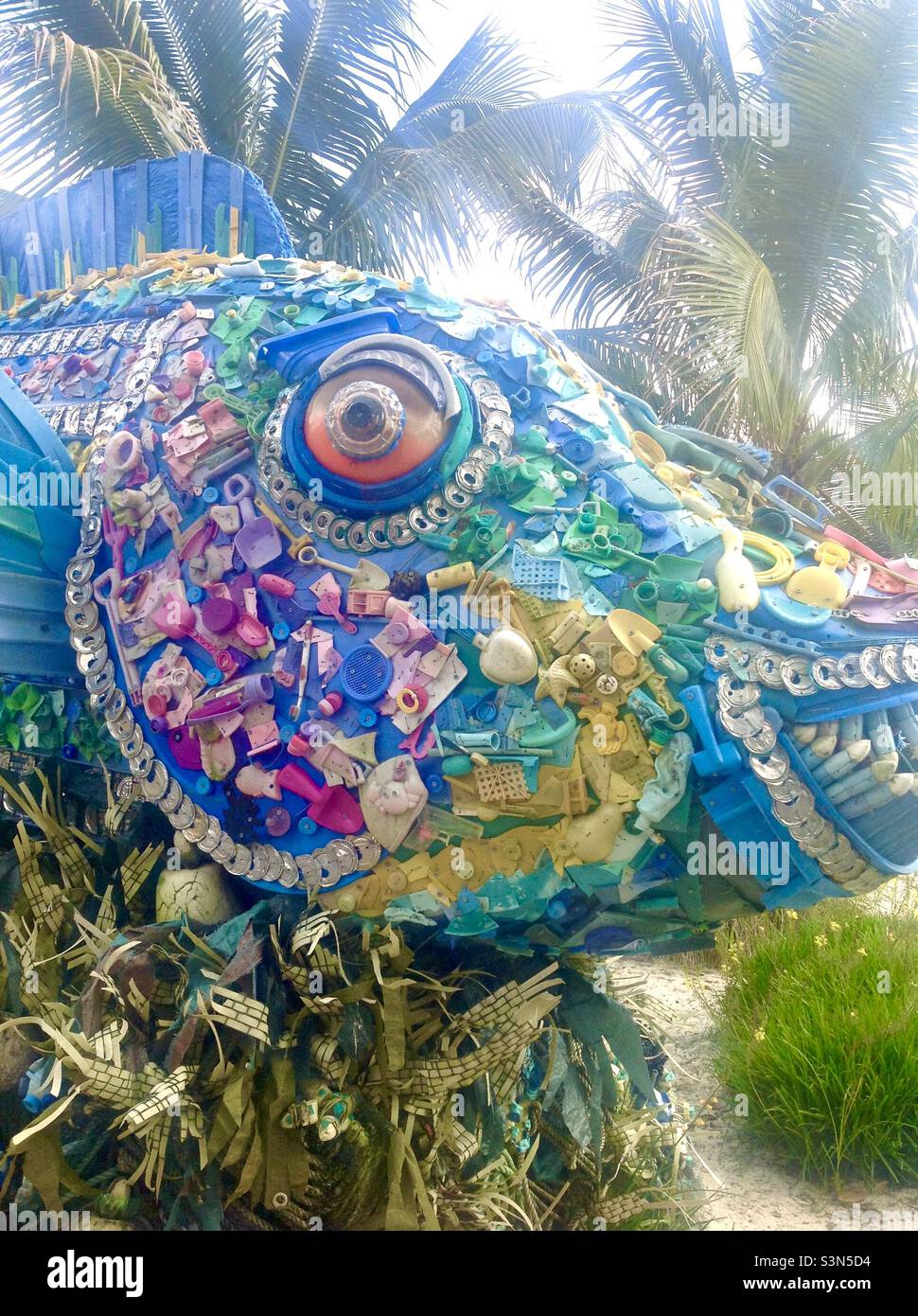 Sculpture de poisson faite de plastiques et de métaux trouvés dans l'océan - conçu par le projet de lavage à terre, exposé à SeaWorld, Floride, États-Unis Banque D'Images
