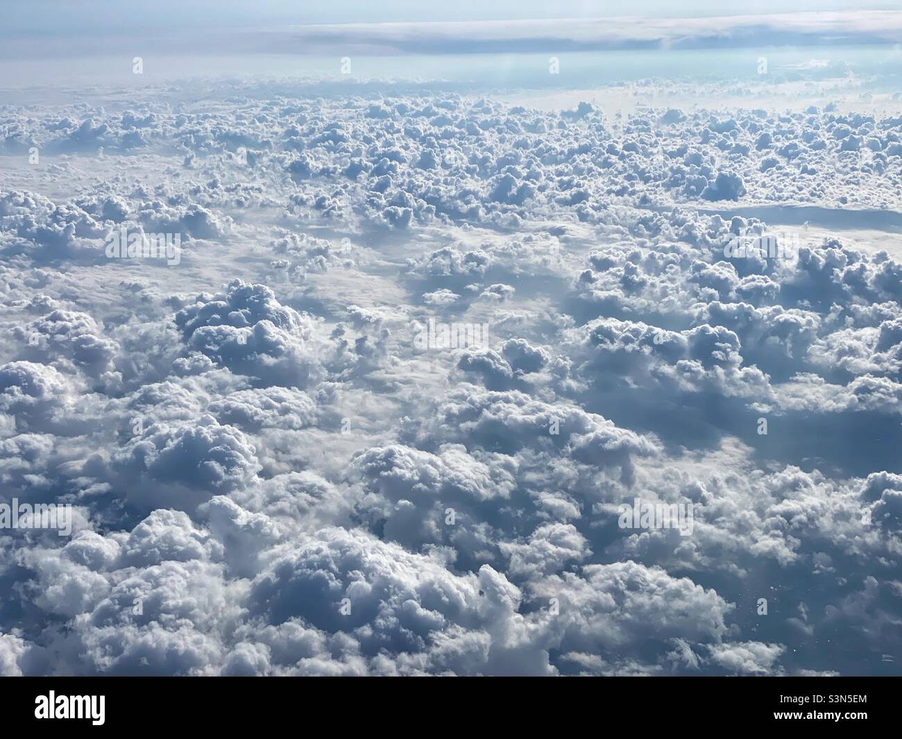Au-dessus des nuages : vue depuis un avion. Banque D'Images