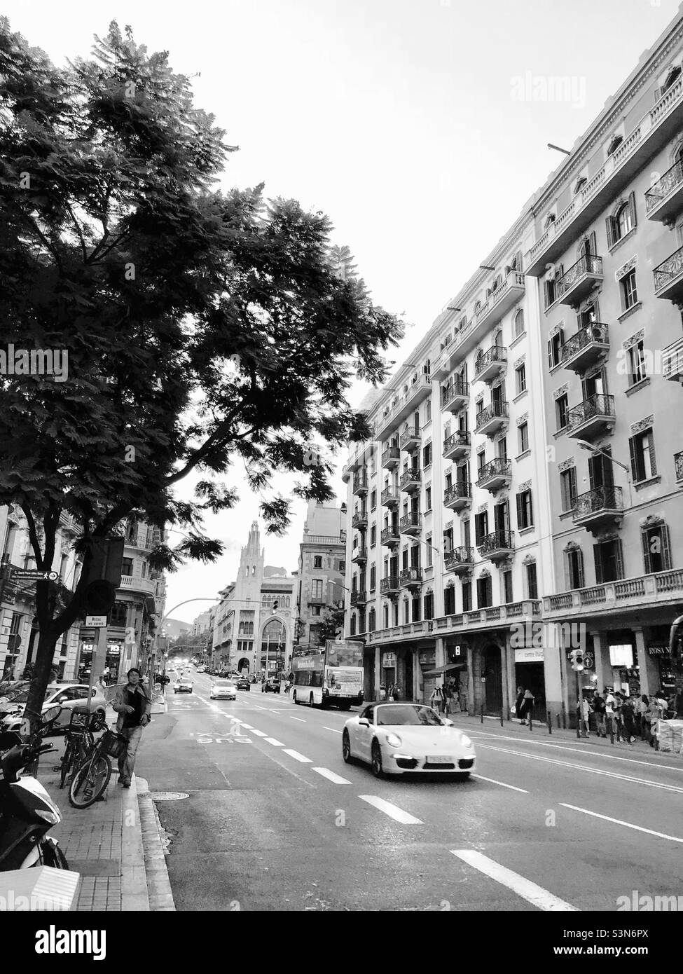 Scène de rue Barcelone Espagne noir et blanc Banque D'Images