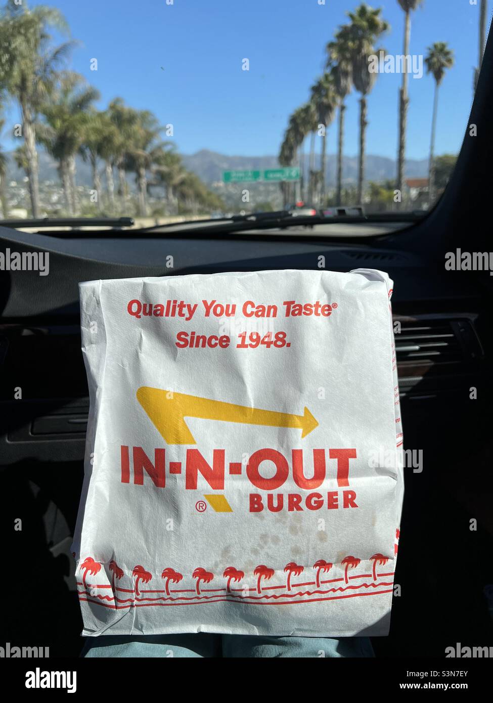 Dans une voiture qui conduit sur la Highway 101 à Santa Barbara, Californie avec un sac de In-N-Out Burger - Image de stock capturée avec un smartphone
