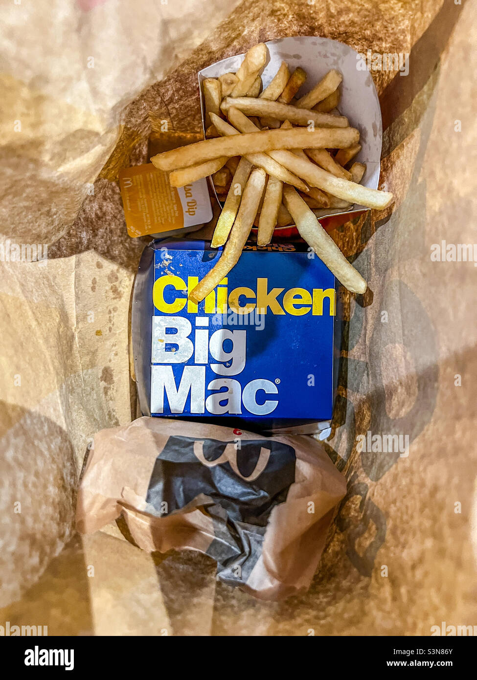 Plat de hamburger Big Mac au poulet McDonald’s avec frites Banque D'Images