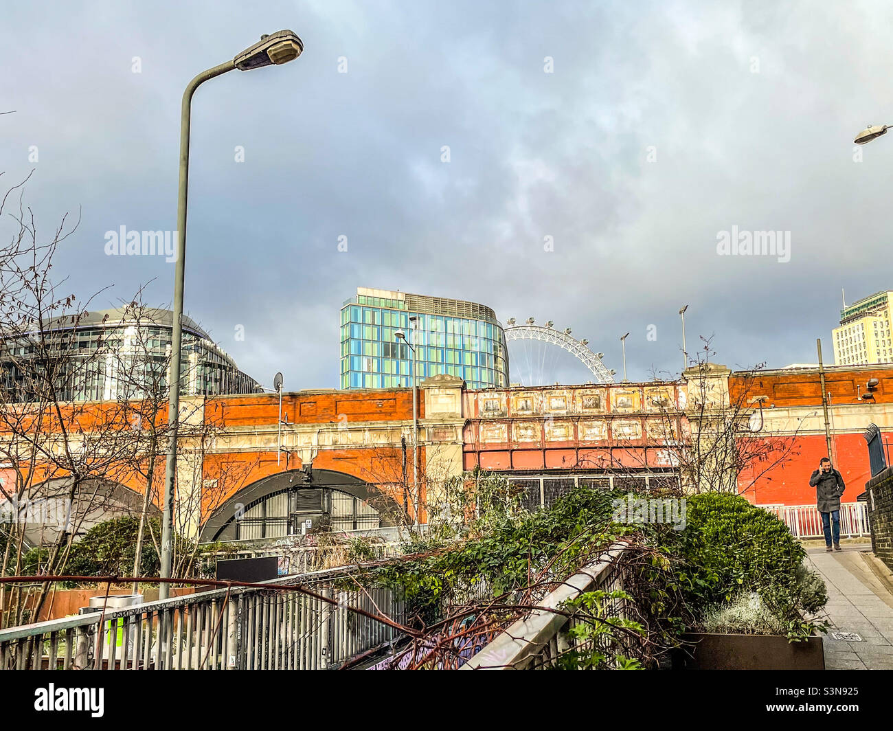 Vue depuis Waterloo sur le paysage urbain et le London Eye Banque D'Images