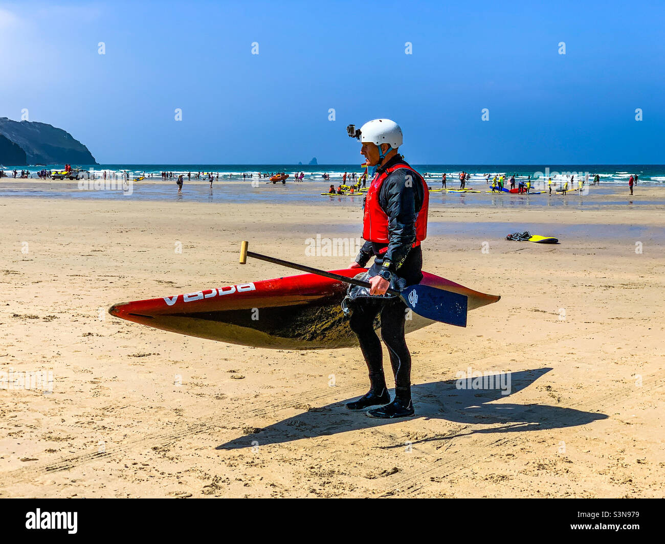 Surfeur marchant sur la plage avec planche de surf Banque D'Images