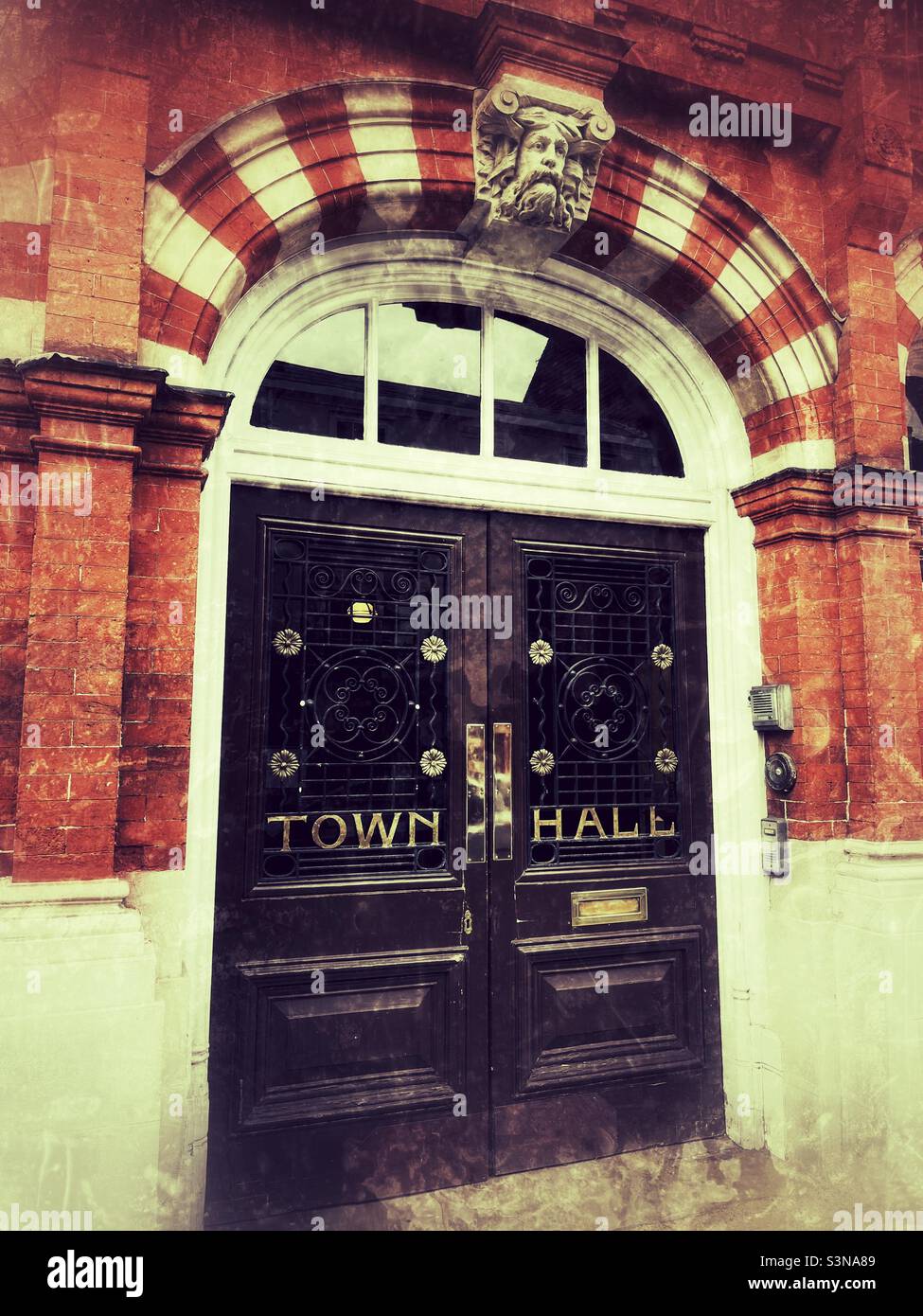 Entrée à l'hôtel de ville de Lewes, East Sussex, Angleterre. - Image de stock capturée avec un smartphone