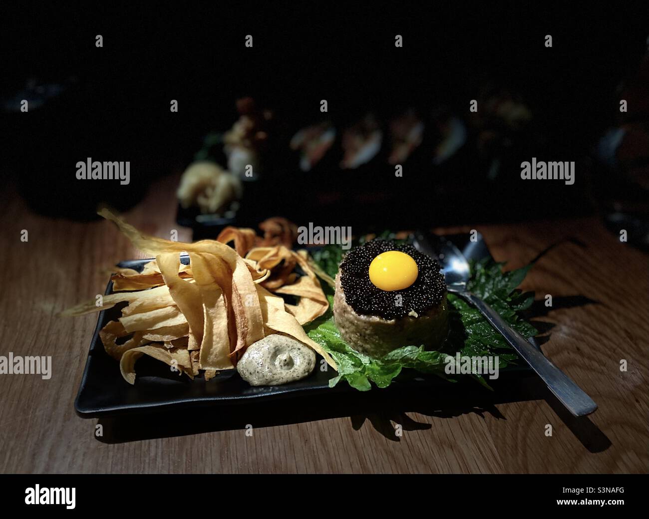 Cuisine japonaise - Tartare de thon avec tobiko et jaune d'œuf Banque D'Images