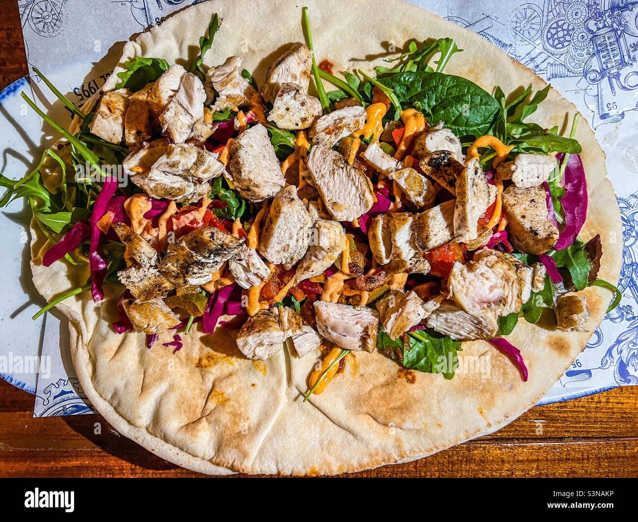 Kebab au poulet et à la salade Banque D'Images