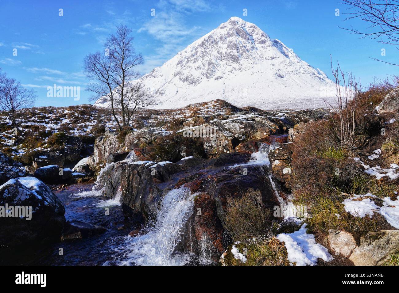 Stob Dearg Buachaille Etive Mor recouvert de neige hivernale, Écosse - Image de stock capturée avec un smartphone