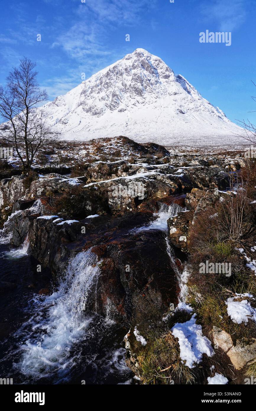 Stob Dearg Buachaille Etive Mor recouvert de neige hivernale, Écosse - Image de stock capturée avec un smartphone