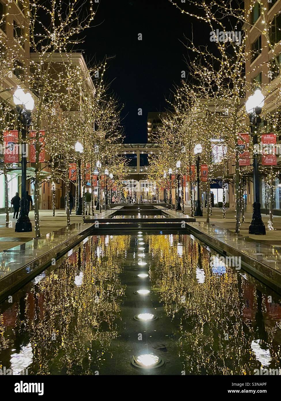 Vue sur le centre commercial de City Creek, depuis l'entrée nord, dans le centre-ville de Salt Lake City, Utah, États-Unis pendant la saison de Noël. Les lumières se réfléchit dans les bassins d'eau. Banque D'Images