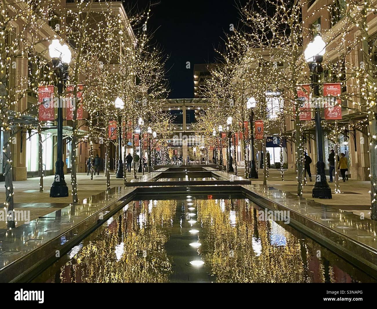 Vue sur le centre commercial de City Creek, depuis l'entrée nord, dans le centre-ville de Salt Lake City, Utah, États-Unis pendant la saison de Noël. Les lumières se réfléchit dans les bassins d'eau. Banque D'Images