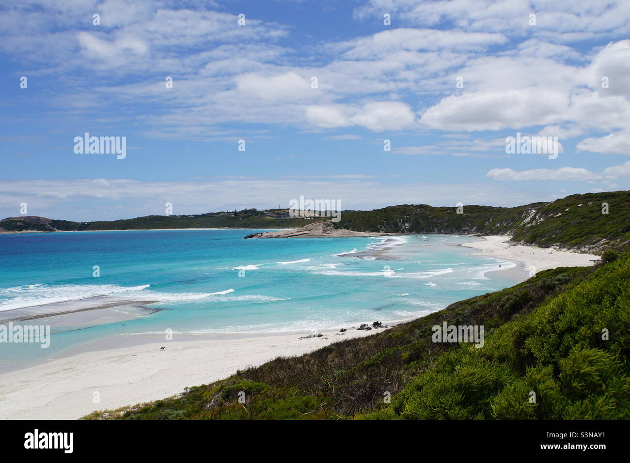 Plage avec eau turquoise Banque D'Images