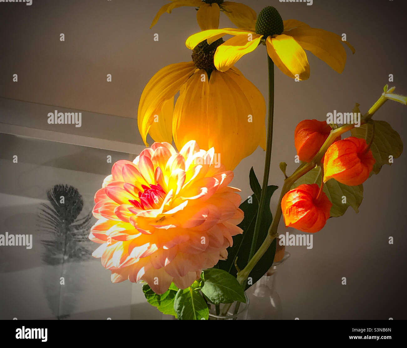 Bouquet minimaliste de fleurs jaunes et oranges Banque D'Images